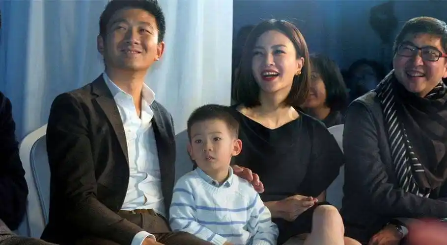 44岁的刘孜结婚16年恩爱非常,育有一子,被宠成公主,老公是他?