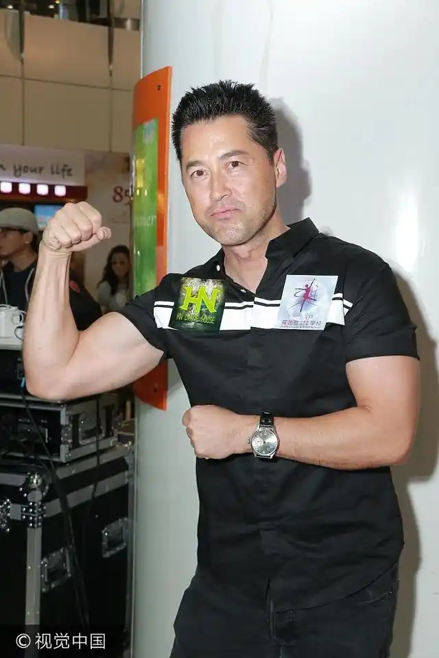 麦明诗 ,王敏德翩翩起舞t 图片来源:羅人土/视觉中国