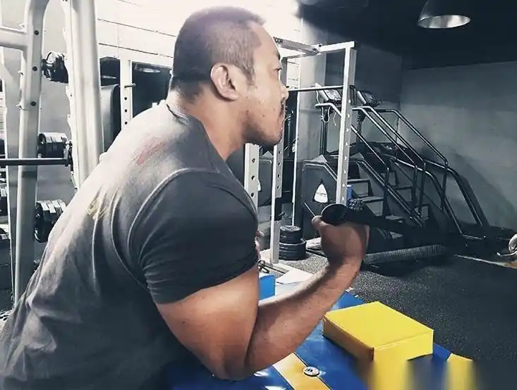 马东锡30日通过sns公开自己健身时的照片,健壮的手臂肌肉令人震惊.