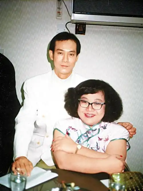 不过卢慧茹后来没入行,或许是为了做郑少秋背后的女人吧,两人没公布过