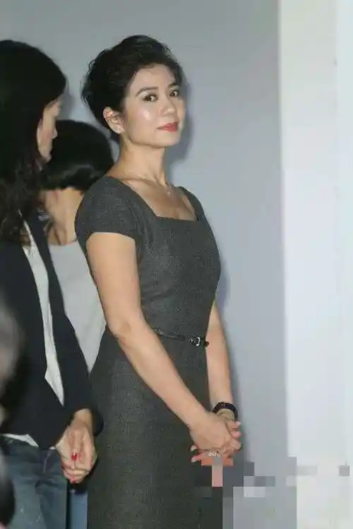 钟楚红才是岁月美人60岁依旧纤细窈窕肌肤q弹得让人羡慕