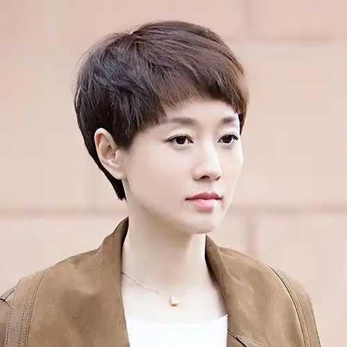 中短款发型在四五十岁这个年龄段里是非常流行的发型之一,自带减龄感