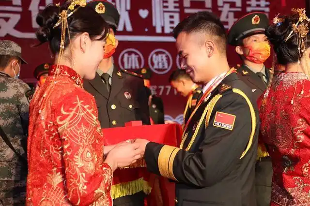 特种兵的集体婚礼,华服新娘太美!