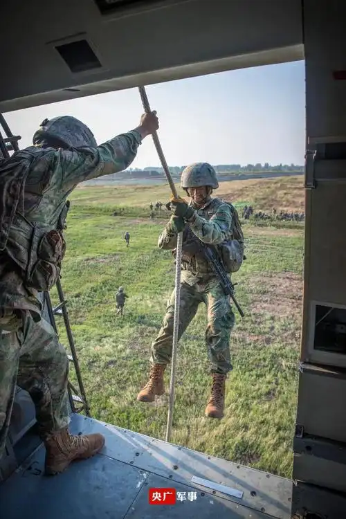 21式丛林迷彩亮相演训场酷