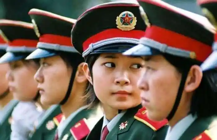 在部队里的女兵,怎么解决生理期问题?女兵偷偷告诉你