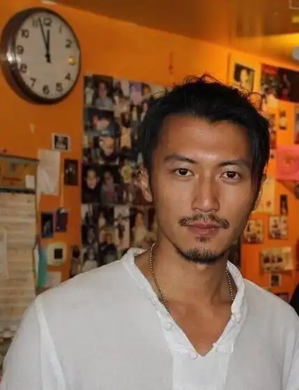 谢霆锋夏威夷拍戏 胡茬造型被赞野性美