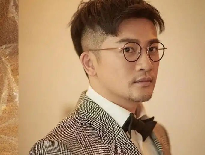 苏有朋近照曝光,鼻梁挺拔雕塑感明显,网友表示没认出来!