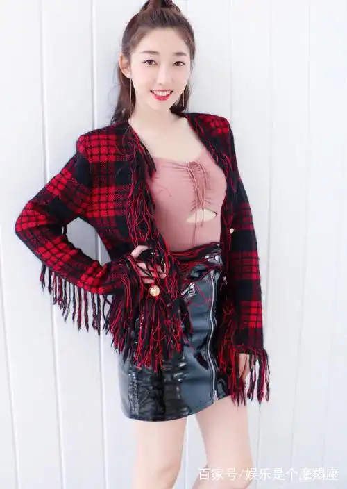 蒋梦婕:身穿刺绣鱼尾裙勾勒出优雅的曼妙身材,超级吸睛