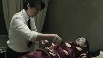 魏道生认真学习,为逝者化妆整理仪容