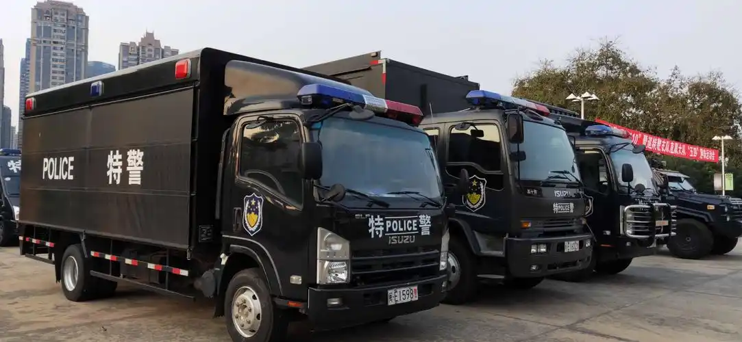接下来向我们展示的是不同的特警车.