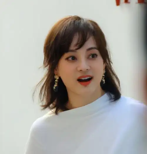 留长发型尝试新风格,网友大赞娘娘颜值回春_状态_造型_短发