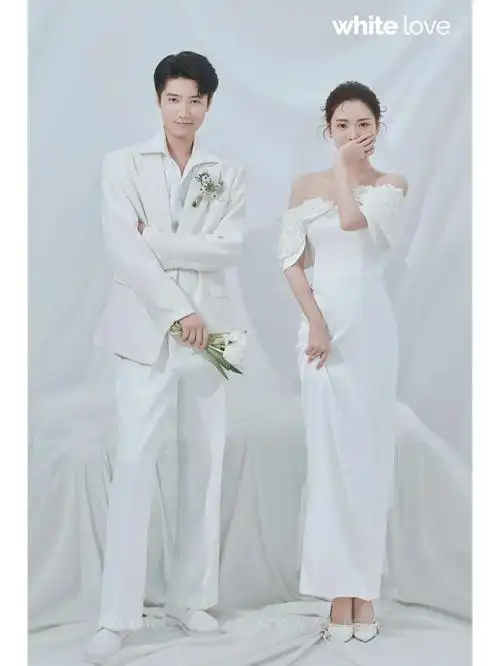 拍了一套纯色极简婚纱照简约大气又高级