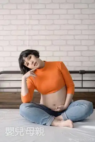 安以轩已经怀孕8个月的安以轩在孕期写真中身穿一件白色抹胸长裙,像极