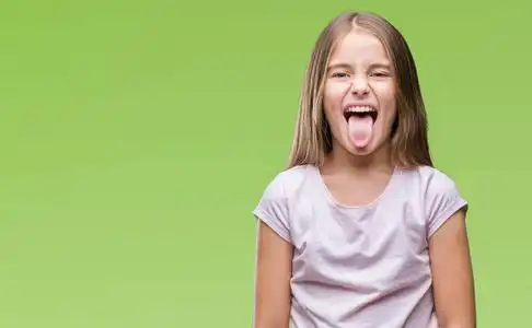 在与世隔绝的背景下, 年轻漂亮的女孩伸出舌头, 快乐的表情.