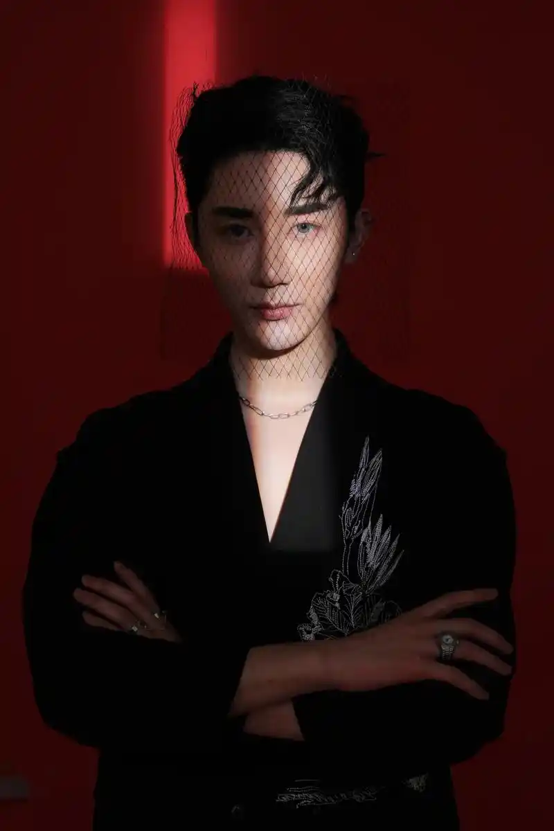 时尚大片 #眼神杀 #男士写真 先预热一波 - 抖音