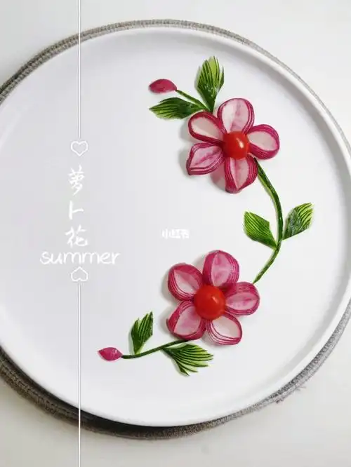 今天做了和萝卜花盘饰,分享制作过程,很简单,只用到少许黄瓜皮和3个小