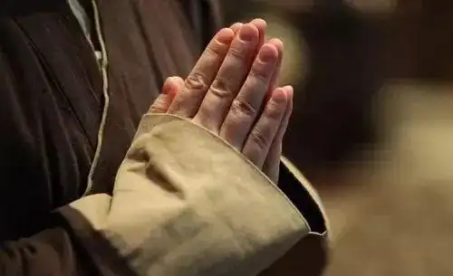 游客烧外香遭僧人辱骂:你真的是在拜佛,而不是在拜私欲吗?