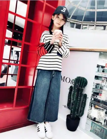 头上披着发带的纪姿含看起来也是非常的令人感到可爱呀,脚上踩着白色