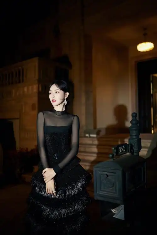 先是一套alexis mabille 2017春夏高定抹胸白色纱裙礼服,雪纺搭配蕾丝