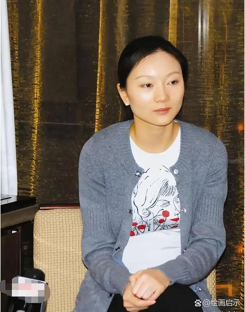 19岁未婚先孕,5年3胎,12年获得名分,张艺谋妻子陈婷图什么?