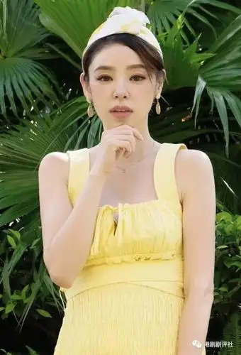 而且演技也日渐进步,像《反黑路人甲》中的蒋家昮早前就由于童颜和"马