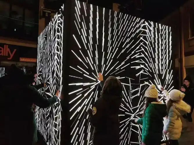 像迷宫里寻宝一样发现灯光艺术装置