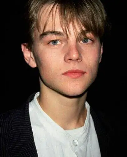 小李子莱昂纳多年轻时帅气的照片特写