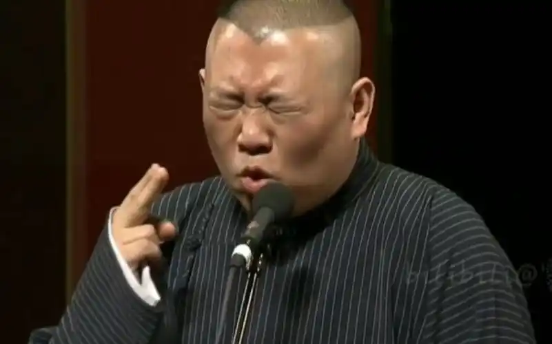 德云社郭德纲岳云鹏师徒二人学于谦抽烟