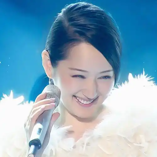 甜歌天后杨钰莹近年来八个瞬间抓拍最美笑容每一款都杀伤力十足