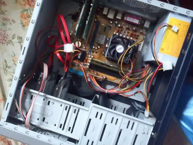 电脑主机内部原件如何拼接?