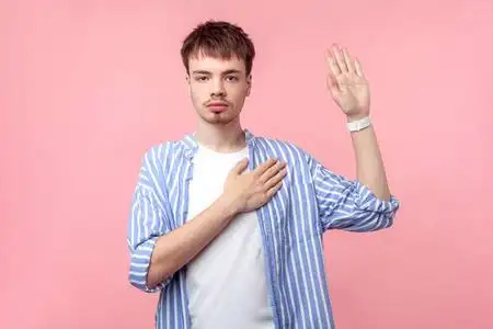 我发誓!诚实严肃的棕发汉子画像照片