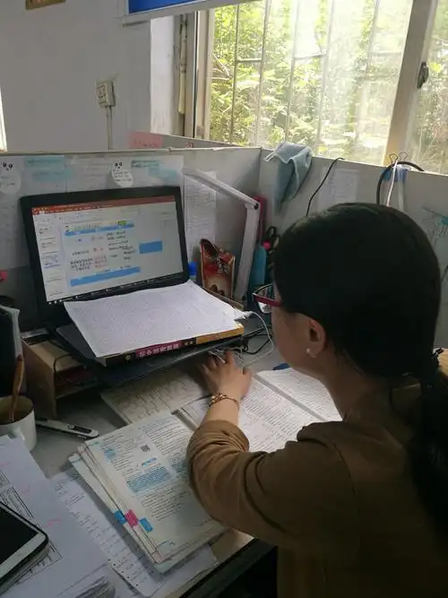 办公室里总能看见她认真备课的背影