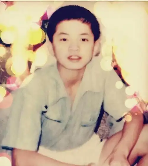 小时候学过戏曲,练过武术,调皮捣蛋又古灵精怪,幼儿园在班里做大王,但