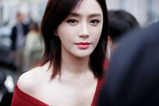 吴宣仪遇上秦岚,终于知道女爱豆和女演员的气质差多少了__财经头条