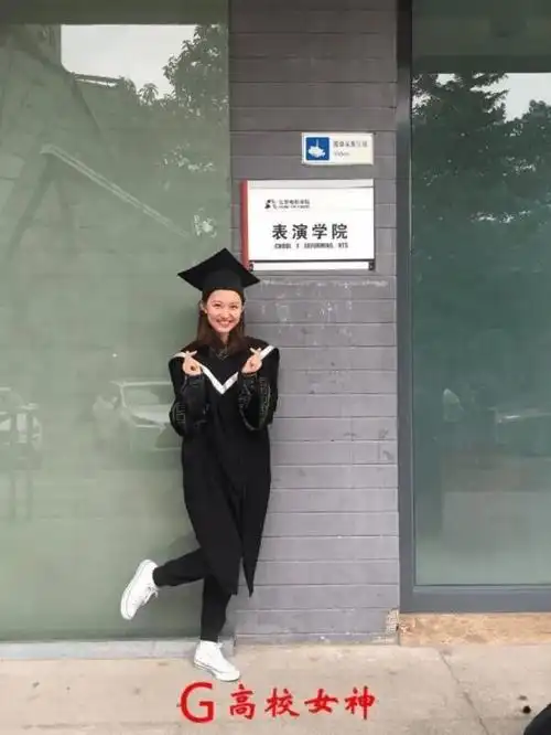 北电校花孟子义晒毕业照,女同学全是网红脸?