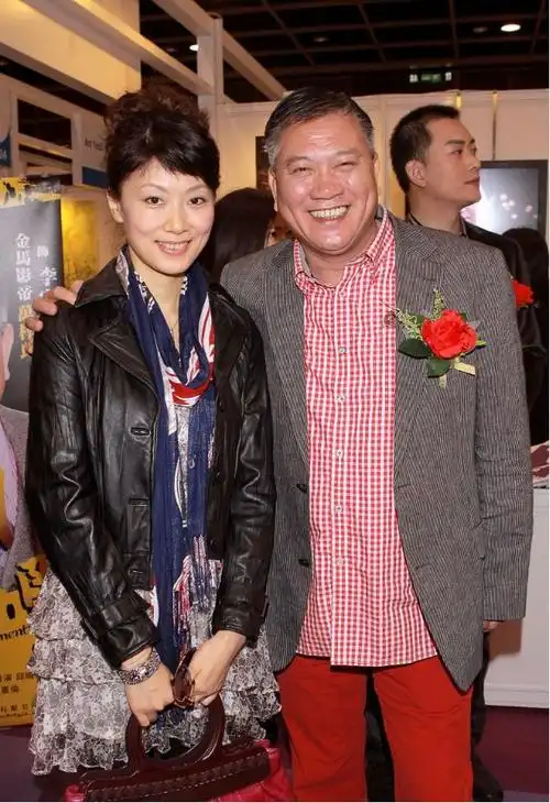 万梓良郭明黎夫妇挺恩爱两人站一起时挺腻歪穿衣风格却不相似