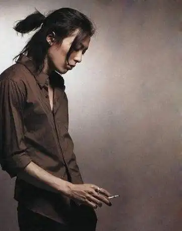 [留长发过渡期发型]男人如何留长发发型 长发男生大辫子发型