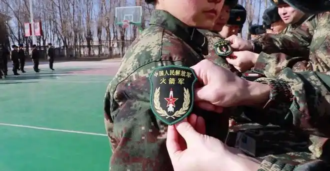 大场面百名火箭军小姐姐正式入列