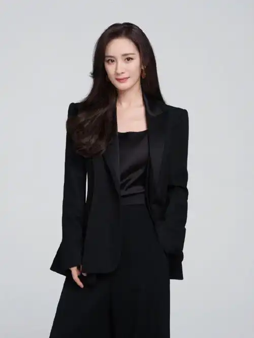 杨幂一袭黑色西装套装简约优雅温柔知性