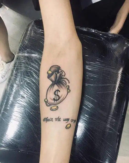 钱袋纹身图片_手部纹身图案