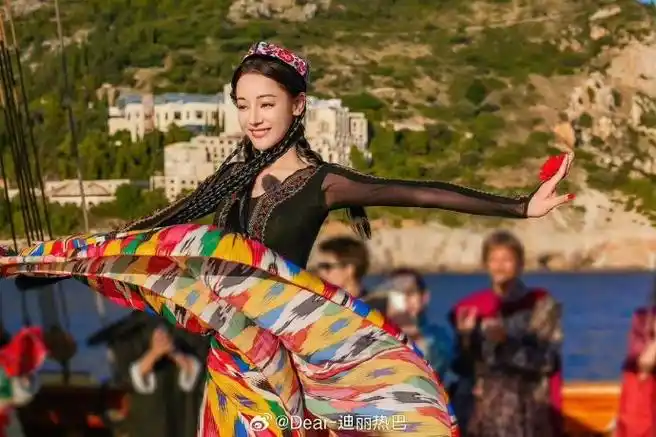 迪丽热巴新疆舞获外交部矩阵外网推荐#中国新疆女演员迪丽热巴在