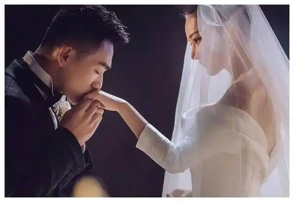 "因为和何捷结婚啊,围绕张馨予的种种谣言也烟消云散了.