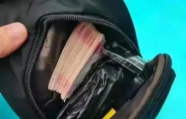 暖心!萍乡一的哥捡2万元现金还失主