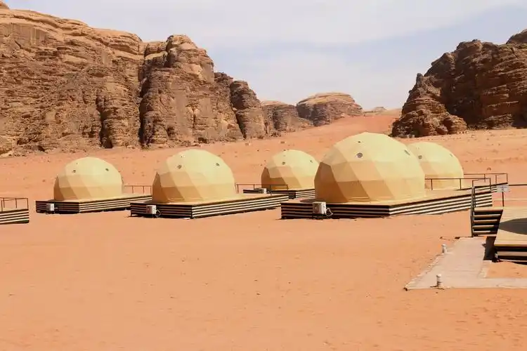 约旦瓦地伦 写美篇  太阳城宿营地是瓦地伦沙漠中的特色帐篷酒店