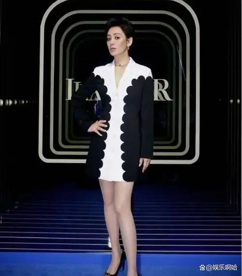 宁静穿着一身肉色的丝袜,衬托出了她那诱人的双腿曲线,同样穿着肉色的