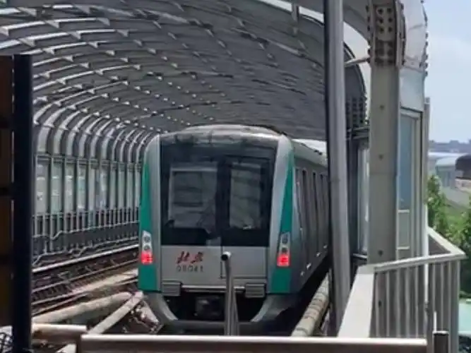 【北京地铁】8号线sfm42时代元老车08041出朱辛庄站