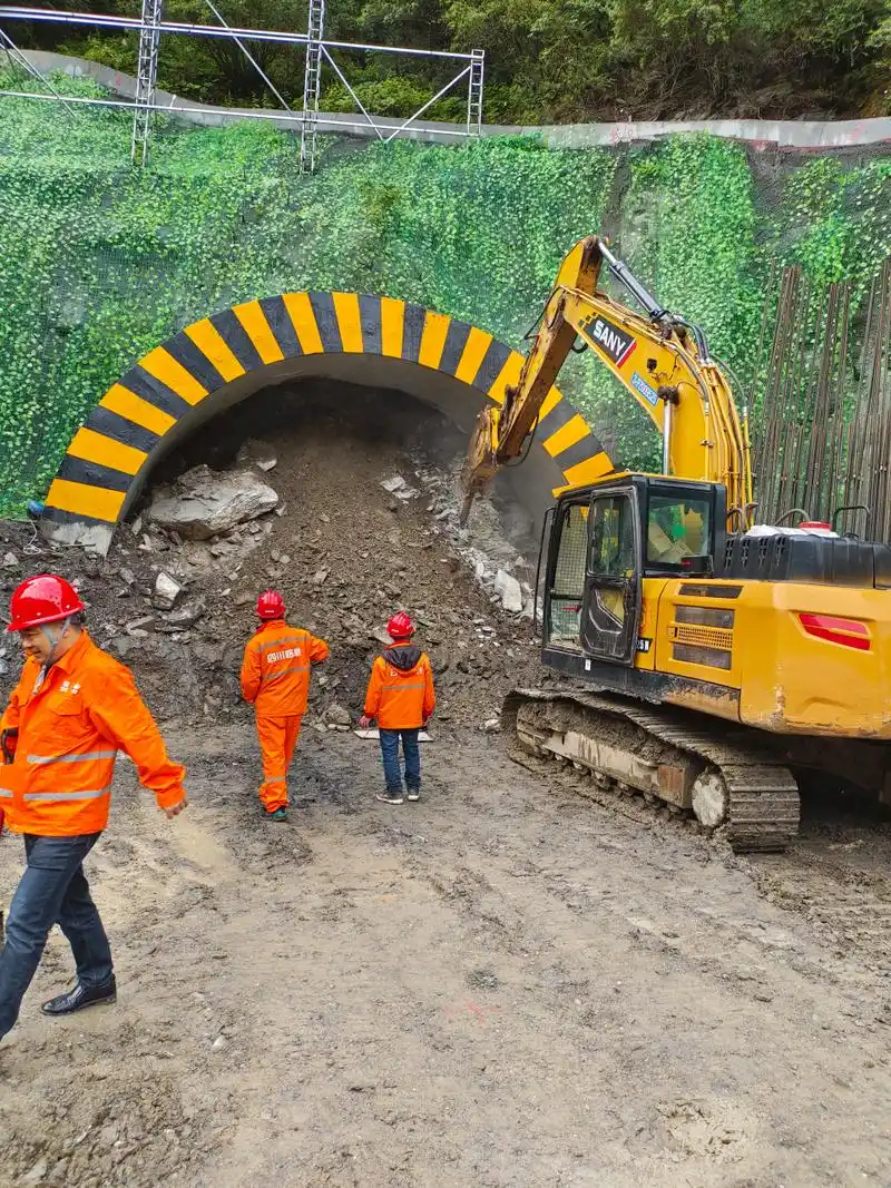 巴朗山隧道出口端开始掘进