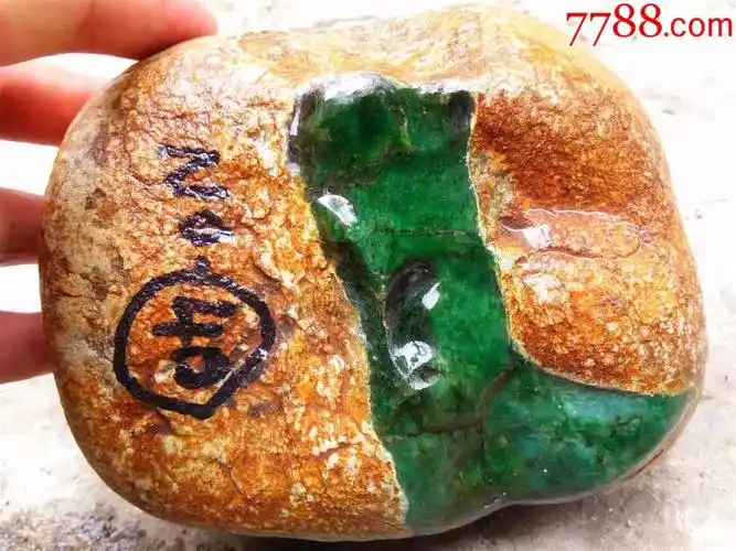 赌性大绿色多翡翠石头一个.