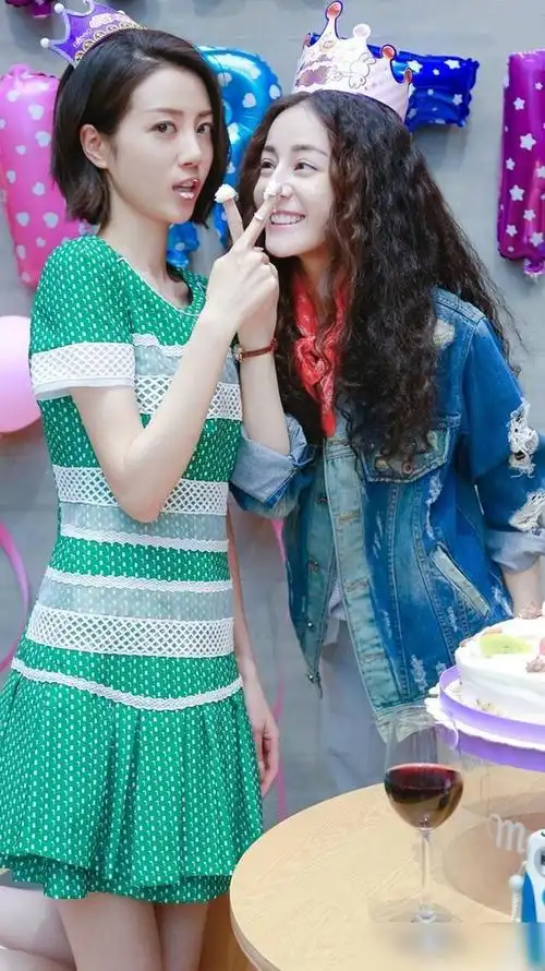 漂亮的李慧珍李溪芮热巴同框两人曾是好闺蜜同人不同命啊