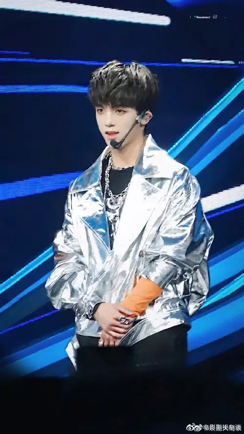 孙亦航别认怂舞台好炸#今晚舞台上的@青春有你3-孙亦航和一公的凡差